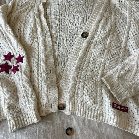 Taylor Swift RED cardigan - Picture 2 of 6